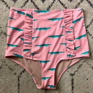 ❌🚫SOLD🚫❌  🐊 Alligators: Front Ruffled Bottoms.